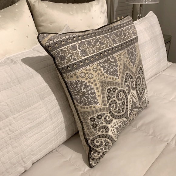 ❌❌**S*O*L*D**❌❌New Reversible zippered pillow - Picture 3 of 6